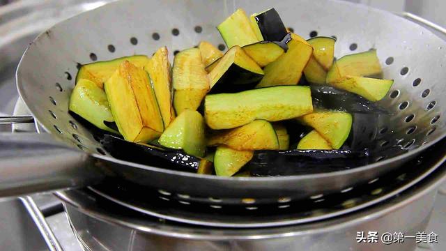 正宗鱼香茄子的做法步骤，鱼香汁的比例1:2:3:4:5（厨师长教你正宗鱼香茄子做法）