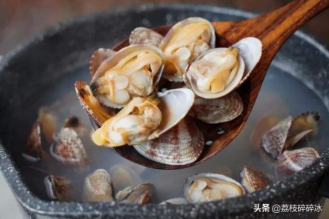花甲怎么洗，花甲怎么洗的干净（老渔民：盐水中加点这个）