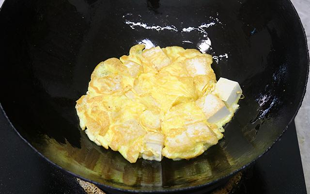 做豆腐鸡蛋简单做法，做豆腐鸡蛋简单做法视频（酥香软嫩又多汁）