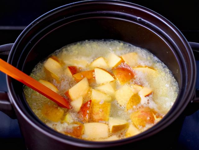 水果粥放什么做出来最好喝，煮粥放什么水果好吃（把小米和苹果一起煮）