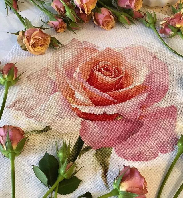 【十字绣枕头图案】哪些十字绣枕头图案好看，手工十字绣枕头图案大全（35款十字绣作品大赏析）