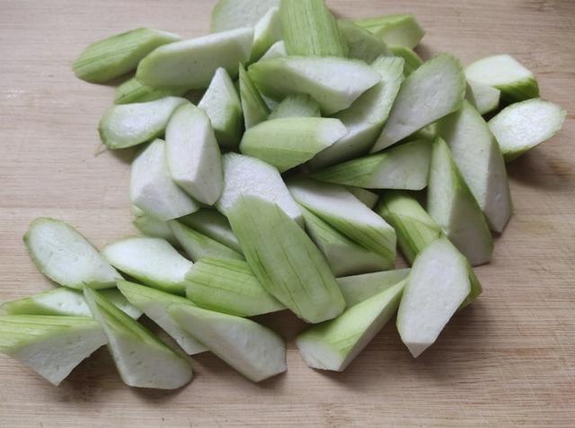 丝瓜怎么切，丝瓜怎么切条状（切片还是切块）