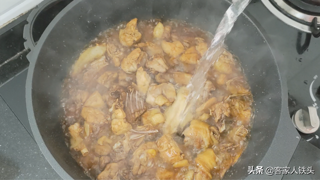 菠萝鸡块家常做法简单，半只鸡加1块菠萝