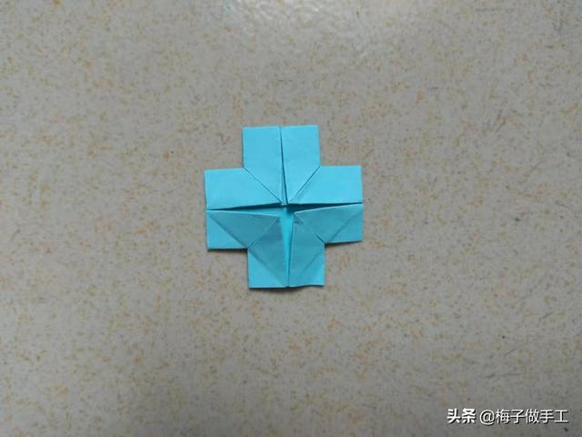 省空间的裤子折法，折裤子最省空间的折法（衣服和裤子怎么折最简单）
