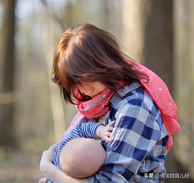 新生儿老是吐奶是什么原因，新生婴儿吐奶怎么解决（婴儿总吐奶多半有这三个原因）