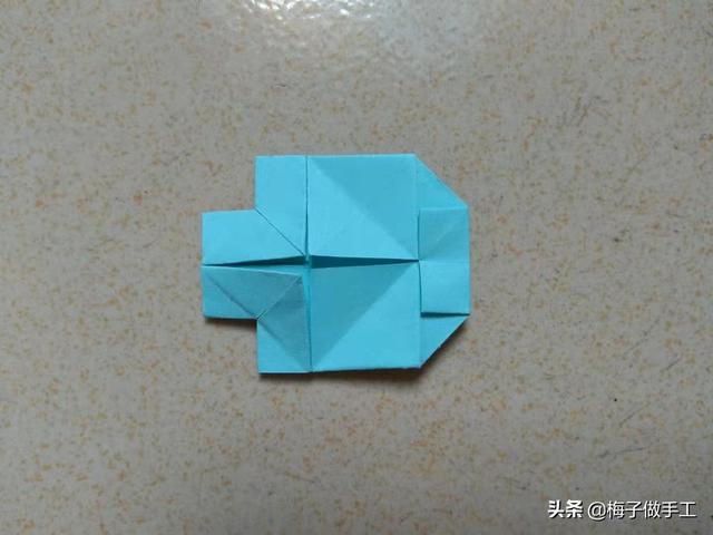 省空间的裤子折法，折裤子最省空间的折法（衣服和裤子怎么折最简单）