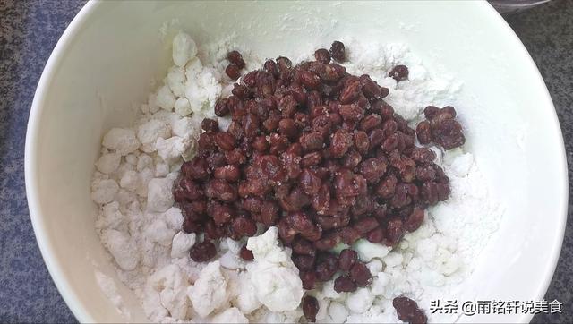 制作红豆糯米糕的方法，原来红豆糯米糕做法这么简单