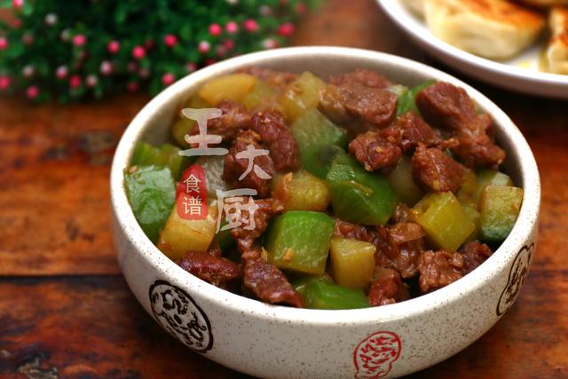 牛肉炖什么好吃，牛肉跟什么煮好吃（牛肉炖萝卜的家常做法）