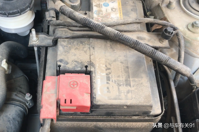 加玻璃水的标志图片，汽车玻璃水标志是什么（很多新手不知道）