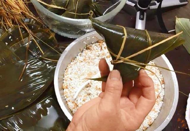 包粽子的步骤，教你粽子的详细做法