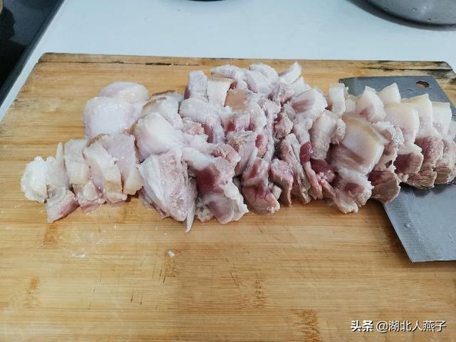 干豆角炖五花肉，怎样做干豆角炖五花肉（干豆角炖五花肉做法）