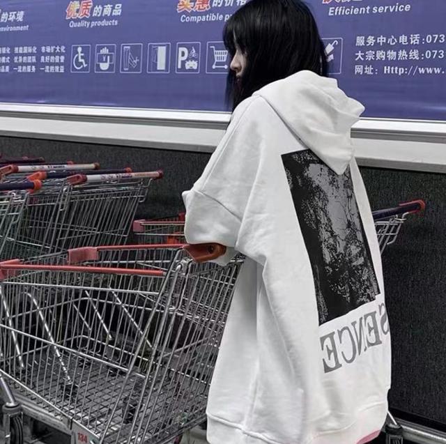 卫衣帽子的绳子打结法，卫衣帽子上绳子打结法（连帽卫衣怎么搭配好看）