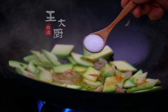 西葫芦炒虾仁的做法，西葫芦炒虾仁怎么做（高蛋白低热量营养又健康）