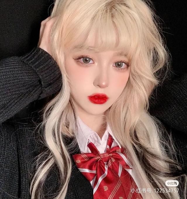 什么颜色头发好看，皮肤白染什么颜色头发好看（不染后悔的6款神仙发色）