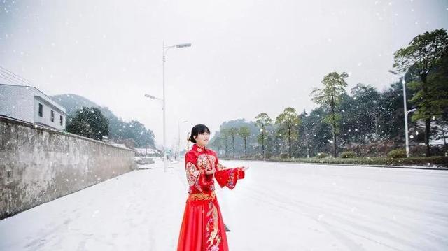 结婚当天下雨好不好有什么讲究，结婚当天下午下雨好吗（俗语“雨里夫妻泪交流）