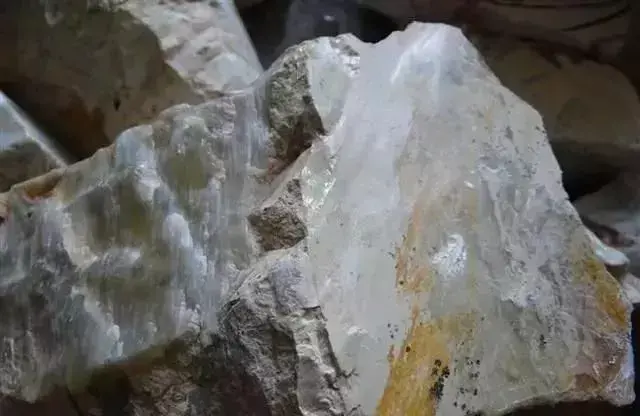 怎么判断是玉还是石头，河边石头怎么分辨玉石（如何鉴别一块石头：是不是玉）