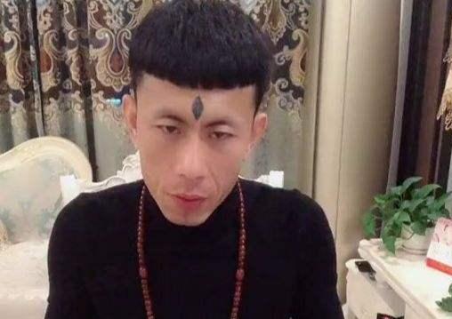 老八吃耙耙完整视频，嗨嗨嗨老八（奥利给鼻祖直播播主老八盘“粑粑”）