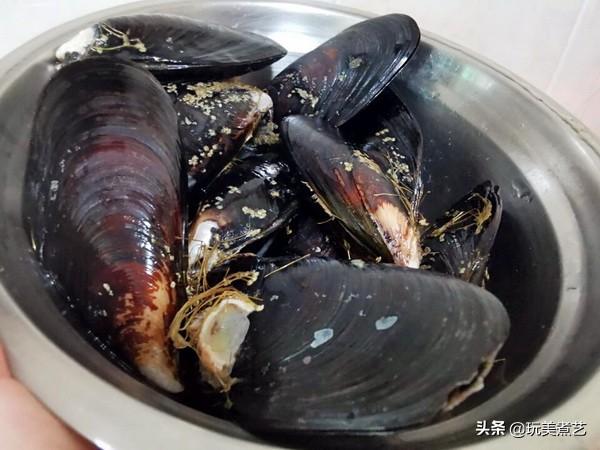 正确清洗淡菜的方法是怎样的，正确清洗淡菜的方法是怎样的呢（恨不得立马吃进嘴里的金针菇烩淡菜）