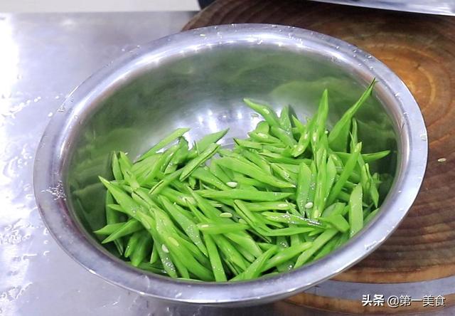 香肠炒什么好吃，香肠和什么炒好吃（厨师长教你饭店腊肠炒芸豆做法）