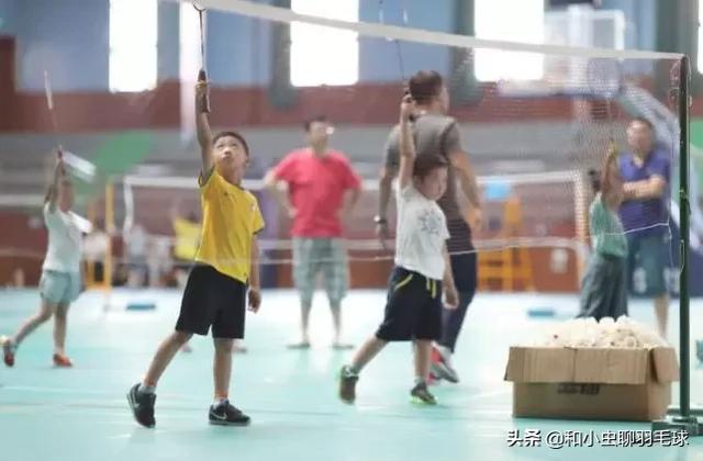 怎么选羽毛球拍，初学者如何选择羽毛球拍（如何选购适合自己的羽毛球拍）