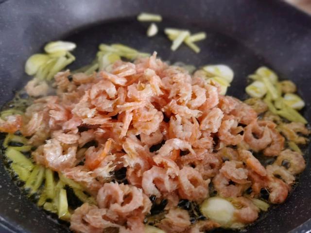 怎么炒干虾，怎样炒干虾好吃又简单（小小虾干搭配蔬菜炒一炒）