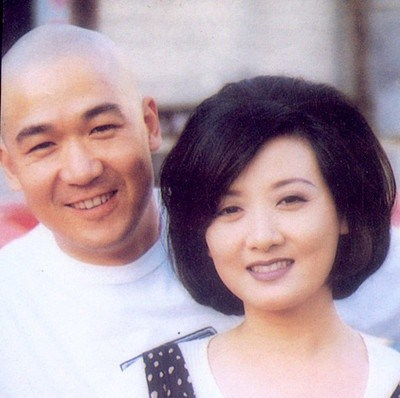 邓婕为什么不生孩子，邓婕嫁给张国立30年（三角家庭后悔事：邓婕没生孩子）