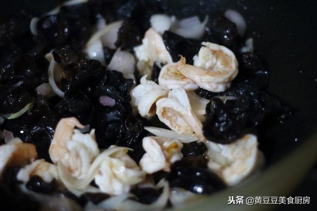 虾仁爆炒木耳做法，虾仁爆炒木耳做法视频（黑木耳炒虾仁）