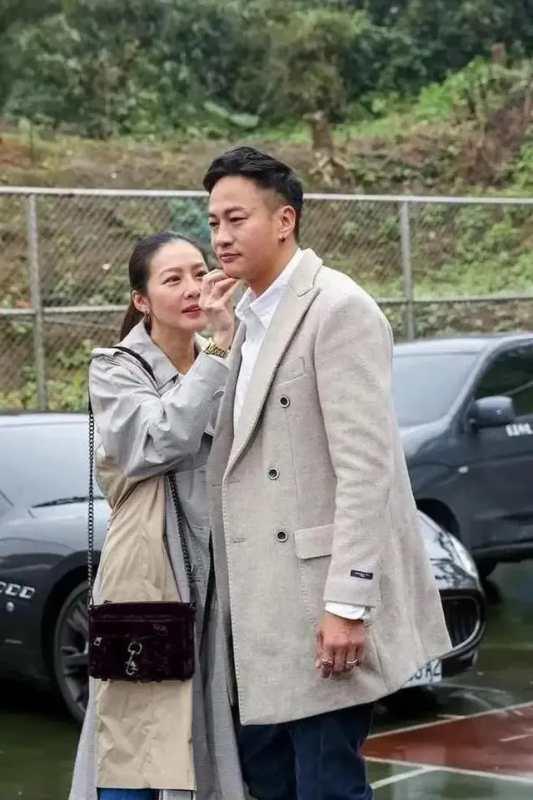 何润东妻子林静仪简历,何润东妻子(37岁娇妻穿短靴只矮半头)_犇涌向乾