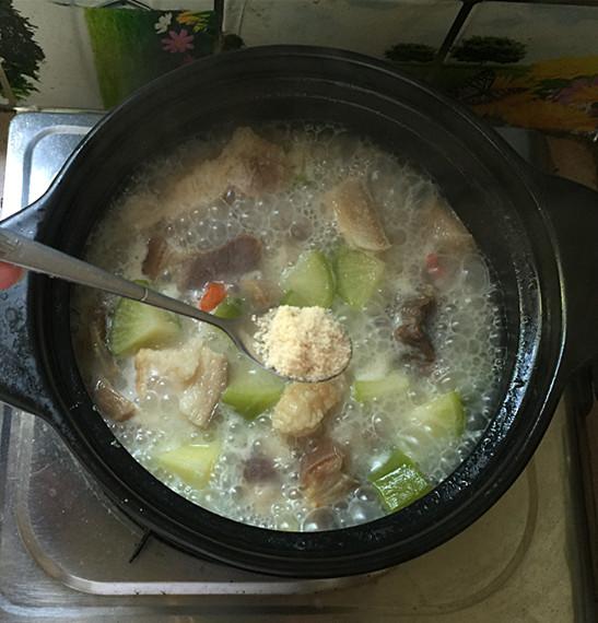 腊猪蹄炖什么好吃，腊猪蹄和什么一起炖好吃（萝卜炖腊猪蹄肉）