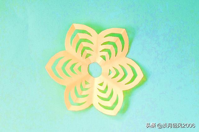 简单的剪纸手工，儿童简单手工剪纸教程（一张纸剪出一朵简单的花朵）