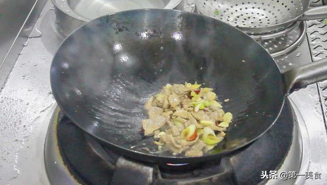 炒芹菜的方法既简单又干净，芹菜清脆不变色