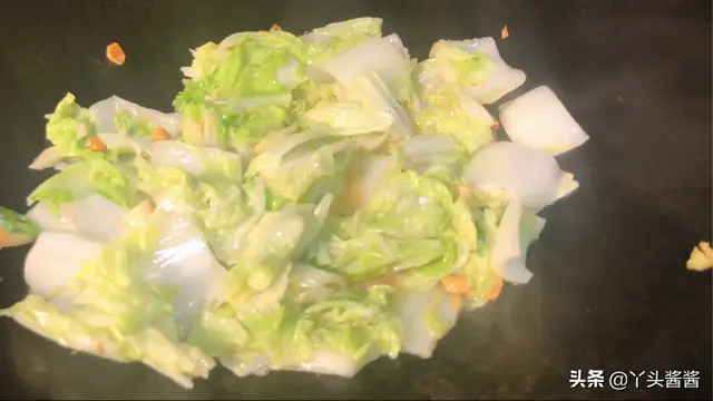 如何做素炒大白菜，怎么素炒大白菜好吃（素炒大白菜时）