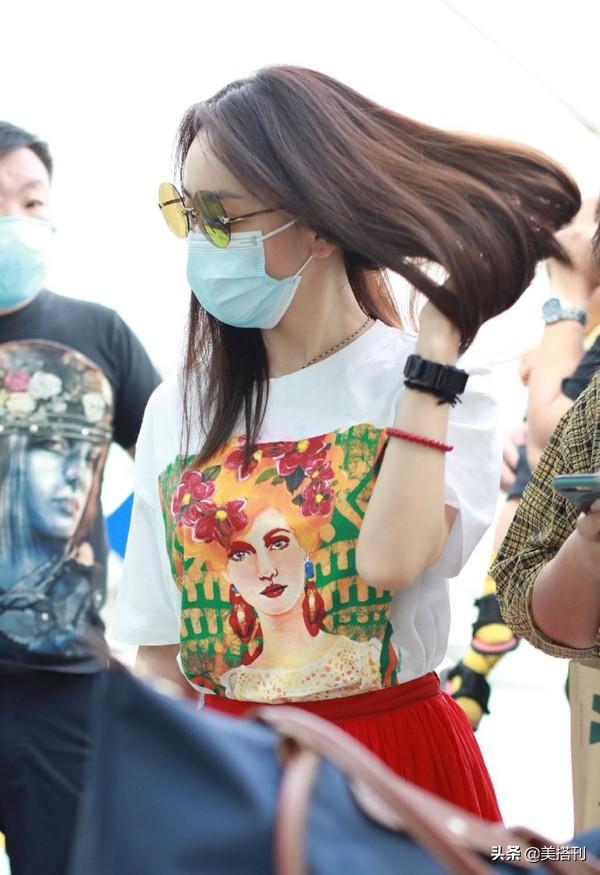 38岁杨蓉终于高调一回，穿红T配红纱裙娇艳妩媚