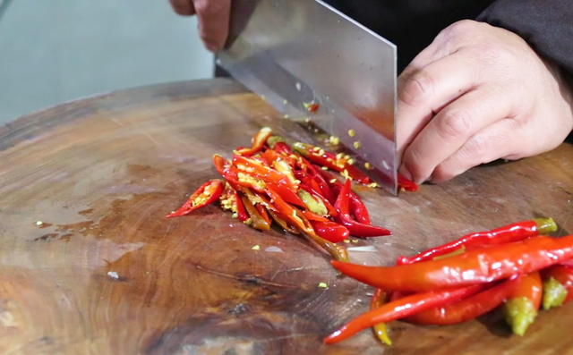 泡椒猪肝怎么炒，爆炒猪肝怎么做又嫩又好吃（潘哥教你做泡椒炒猪肝）