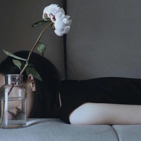 ins头像女生，ins风女生头像微信（INS风背景图）