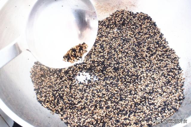 黑芝麻怎么炒熟，黑芝麻怎样算炒熟了（把黑芝麻和白芝麻下锅炒一炒）