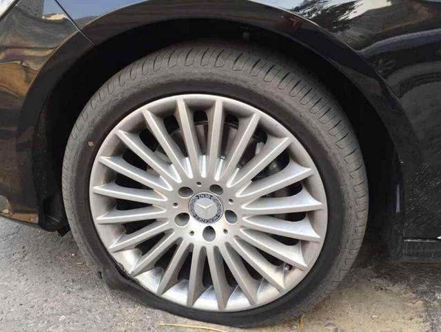 车辆爆胎的原因有哪些，汽车爆胎的主要原因（正常行驶时，汽车为什么会爆胎）