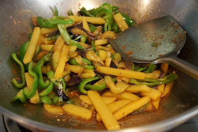 炒茄子土豆丝的家常做法，炒茄子土豆丝的家常做法视频（土豆和它才是“天生一对”）