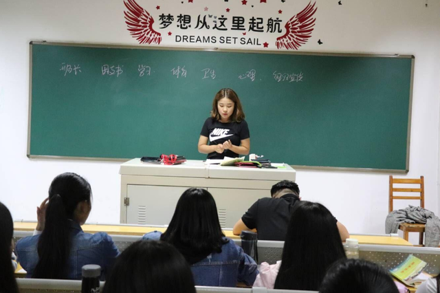 大学当选班长应该做些什么，大学里当班长要做什么（大学期间很有面子的班干部）