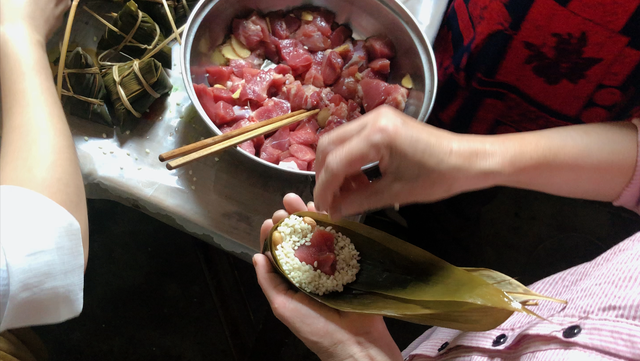 包粽子的叶子叫什么，广东包粽子的叶子叫什么（包粽子都要用到粽子叶）