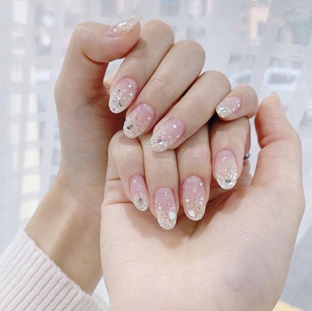 透明指甲油怎么涂好看，指甲涂透明指甲油好不好（赶走夏日炎热怎能少得了它）