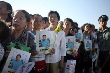 罗京追悼会全部过程，在罗京葬礼上哭到昏厥的妻子