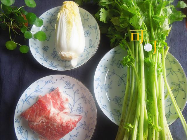 白菜芹菜猪肉饺子怎么做才好吃，我家的白菜芹菜猪肉饺子特别香