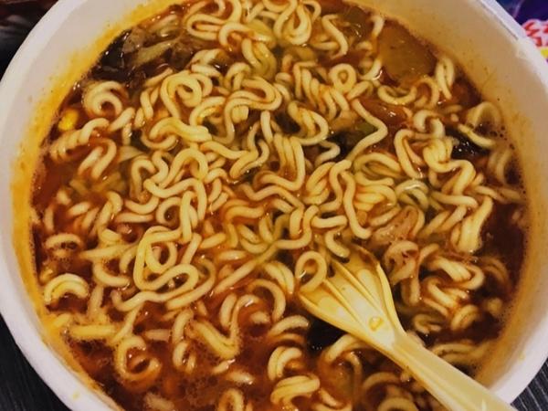 方便面的各种吃法，方便面各种吃法大全（看00后吃泡面，难怪不长肉了）