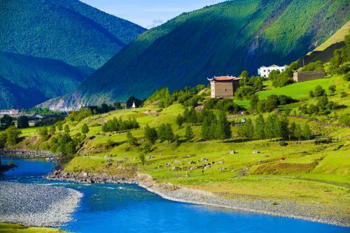 稻城亚丁适合几月份去，稻城亚丁几月份去最好（稻城亚丁、色达、川藏线旅游）