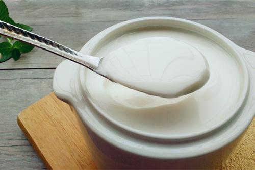 怎么判断自制酸奶坏了，如何辨别酸奶变质（自制的葡萄酒、酸奶会更营养卫生吗）