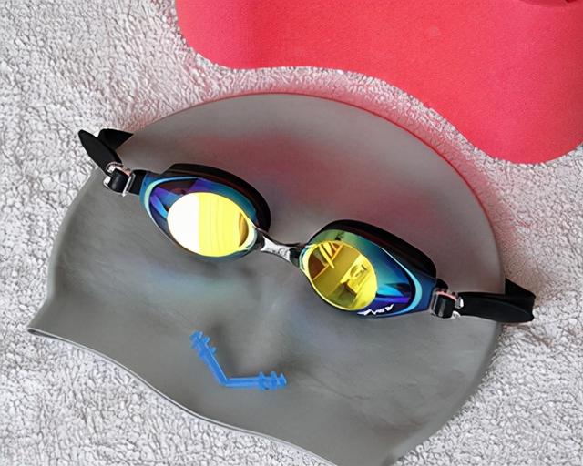 戴护目镜的好处与危害，戴护目镜会对眼睛产生什么影响（常见的各式眼镜分类详解）