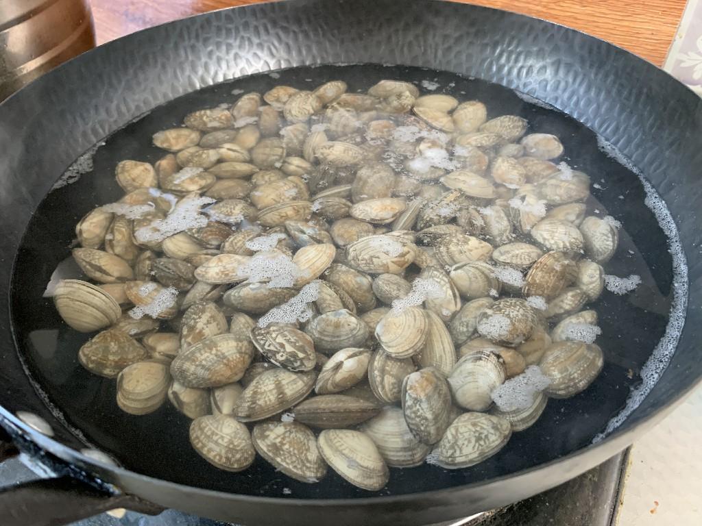 花蛤怎么去沙子更干净，如何让花蛤把沙吐干净（别再用盐水洗花蛤了）