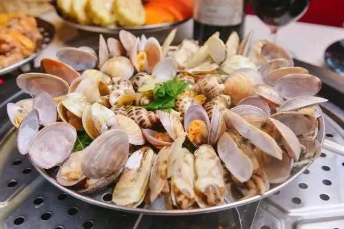 吃海鲜能喝酒吗，喝啤酒不能吃海鲜（得了甲减还能吃海鲜吗）