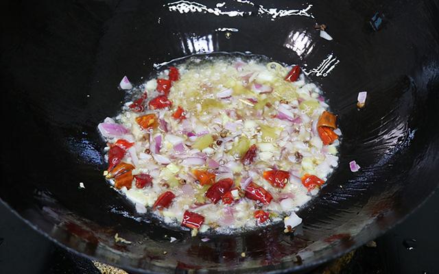 炒花甲怎么炒好吃，爆炒花甲怎么做（家常菜爆炒花甲）